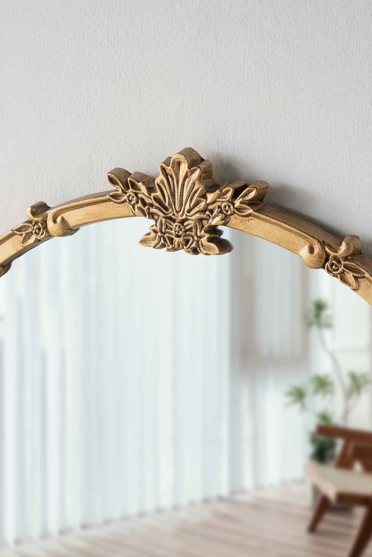 30x31" Round Wall Mirror with Gold Finish and Decorative Leaf Crest