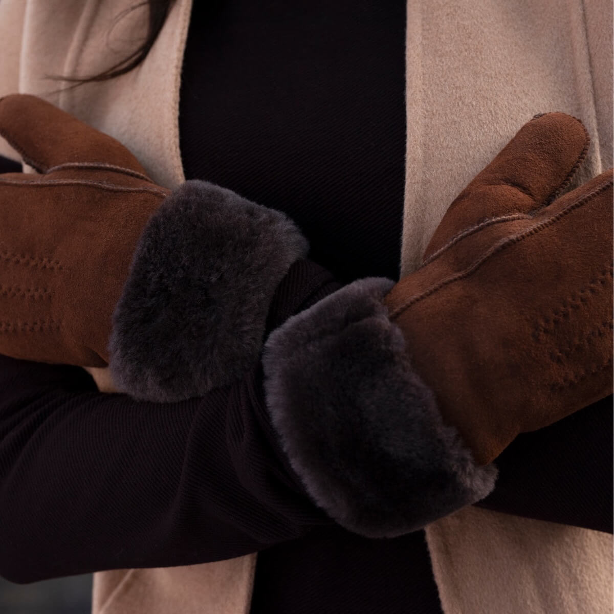 Brooke (brown) – Suede mittens with luxurious sheep fur lining