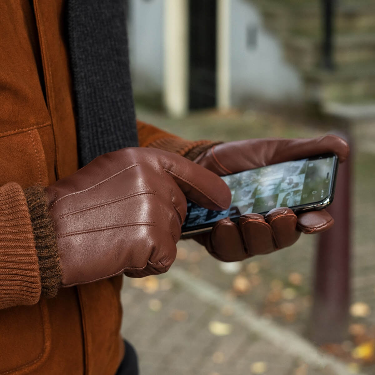 Elijah (brown) – Timeless sheepskin leather gloves with luxurious cashmere lining & touchscreen capability