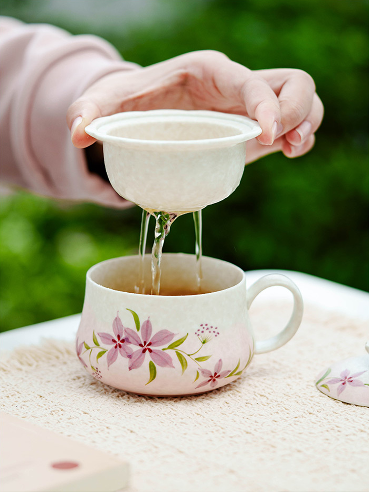 Hand-Painted Pink Floral Ceramic Tea Cup with Lid – 123ml Traditional Gift Box Set
