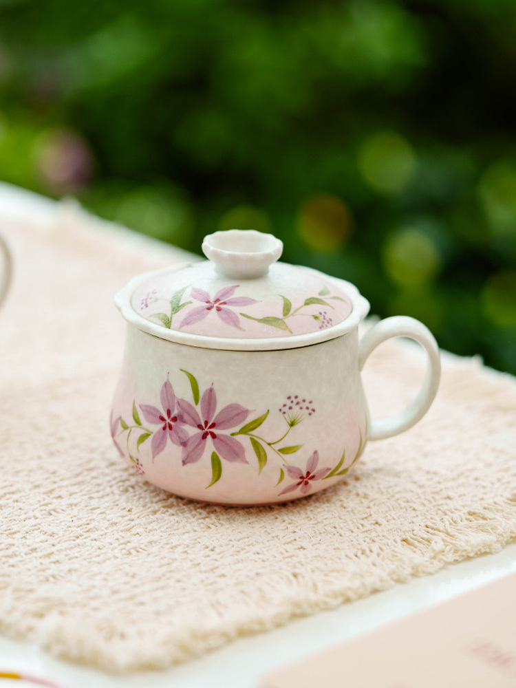 Hand-Painted Pink Floral Ceramic Tea Cup with Lid – 123ml Traditional Gift Box Set