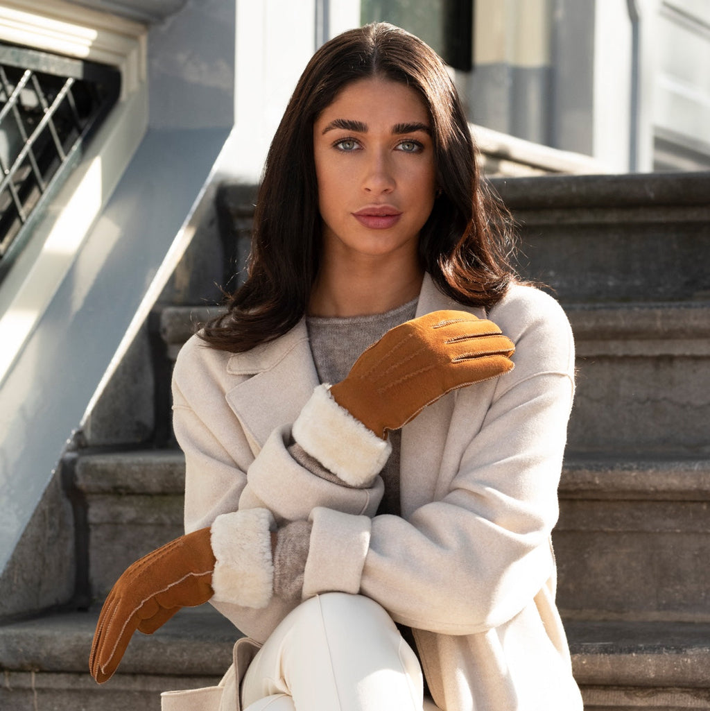 Sydney (camel) – Suede leather gloves with luxurious sheep fur lining