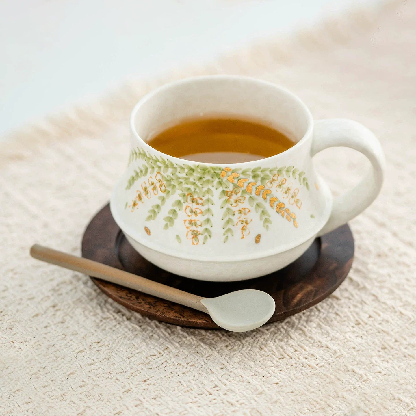Round Dew Artisanal Ceramic Coffee Cup – Hand-Painted Wisteria Willow Design